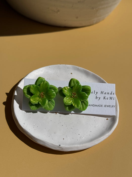 Green flowers studs